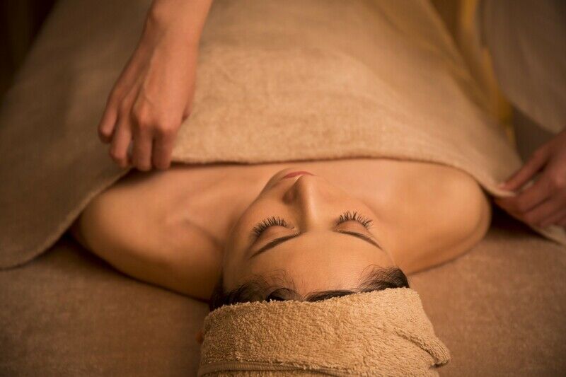 安心して施術を受ける女性